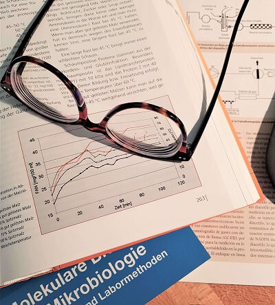 Libros técnicos con gafas
